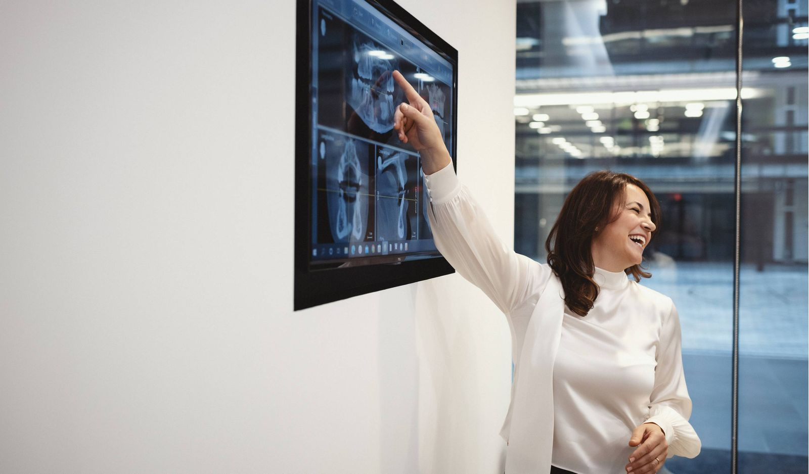 Dentist Kaso explaining a dental X-ray displayed on the screen